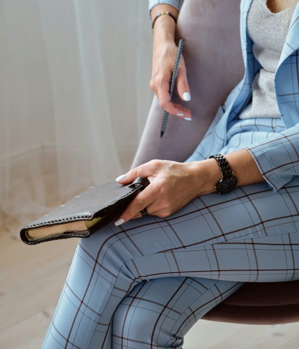 unrecognizable Young woman psychologist consulting a patient